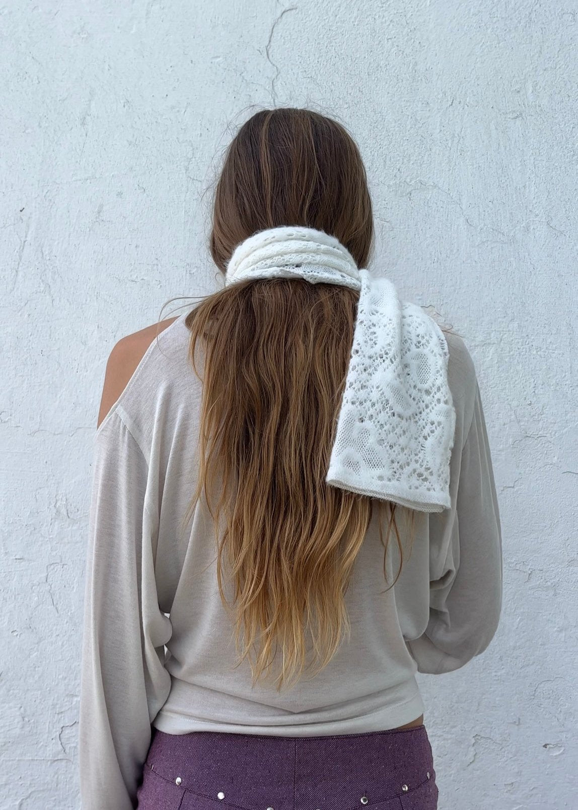 WHITE KNITTED SCARF