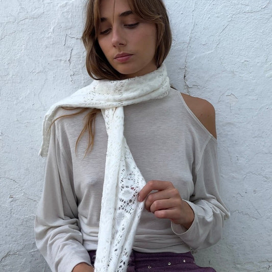 WHITE KNITTED SCARF