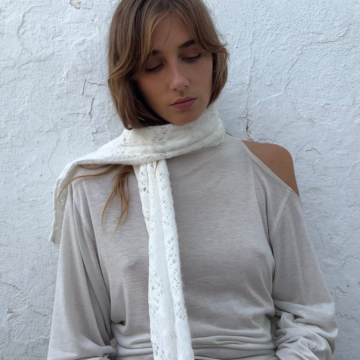 WHITE KNITTED SCARF